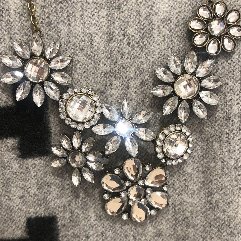 Flower gunmetal stone statement necklace - Picture 6 of 15